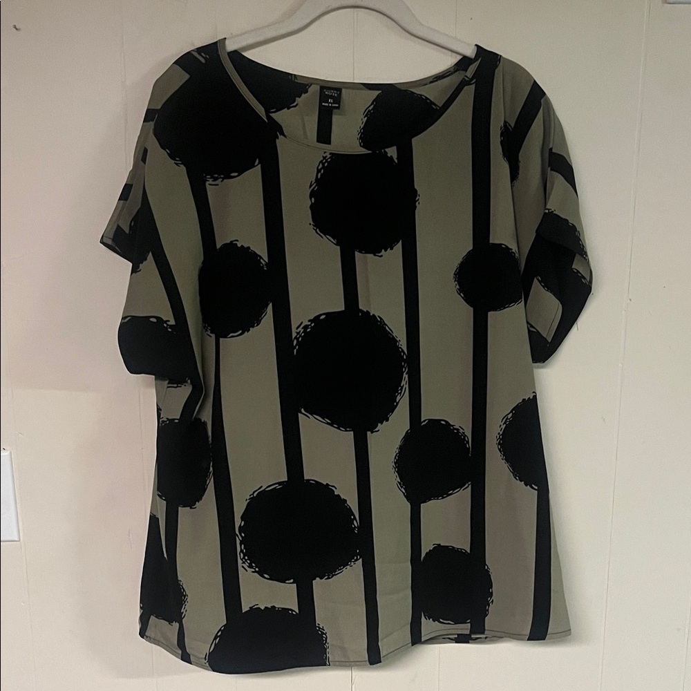 Stylish Vince Camuto Black and Tan Patterned Blouse